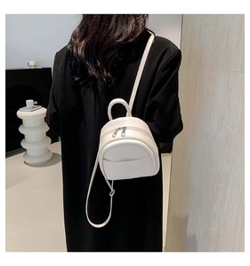 Vue détaillée du mini sac à dos en cuir PU blanc avec fermeture éclair en métal argenté