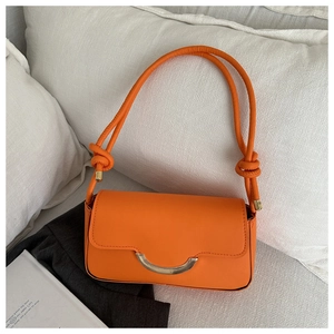 Vue détaillée du sac en similicuir orange vif avec boucle métallique et bandoulière nouée