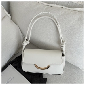 Détail du sac à bandoulière en cuir PU blanc avec boucle dorée et bandoulière tressée