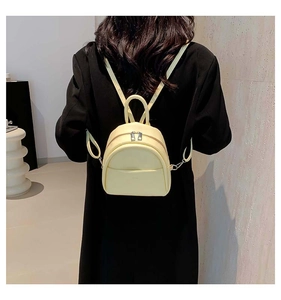 Mini sac à dos jaune en cuir PU avec bretelles réglables, présenté de dos sur mannequin