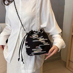 Borsa a secchiello nera da donna con ricami colorati e tracolla a catena