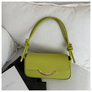 Détail du sac en similicuir vert tilleul avec garniture dorée et bandoulière nouée