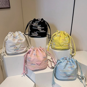 Borsa a secchiello minimalista con coulisse, ricamo a onde colorate e catena