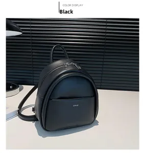 Détail du mini sac à dos en cuir mat noir avec fermeture éclair argentée et logo