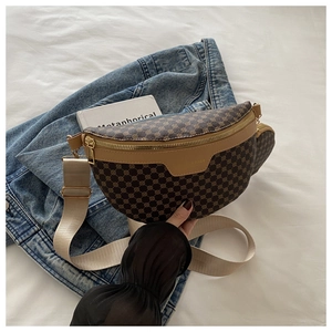Sac ceinture marron à monogramme avec large bandoulière et mini pochette ronde attachée