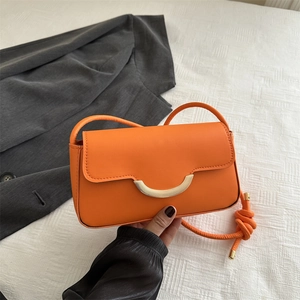 Sac à Épaule en Cuir PU pour Femmes Petit Sac Carré Rétro Avec Bandoulière à Nœuds et Boucle en Métal Sac à Rabat