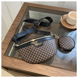 Détail du sac de poitrine vintage avec mini porte-monnaie et bandoulière large