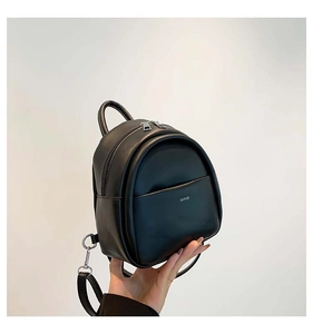 Détail d'un mini sac à dos noir avec logo aimal et texture lisse en cuir synthétique