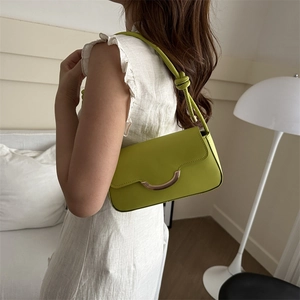 Sac à bandoulière minimaliste en cuir vert avocat avec boucle en métal et sangle nouée