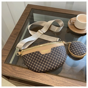 Détail du sac demi-lune rétro avec petite pochette amovible et finitions en métal doré
