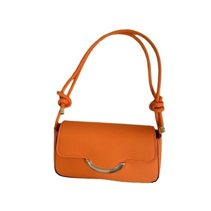 Sac bandoulière orange chic avec bretelles nouées et boucle en C argentée