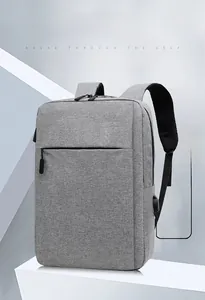Dettaglio dello zaino grigio con porta di ricarica USB esterna e tessuto testurizzato
