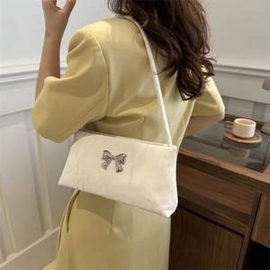 Sac bandoulière crème avec nœud élégant et texture jacquard pour un look d'été chic