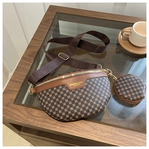 Détail d'un sac ceinture vintage avec mini pochette ronde et bandoulière marron
