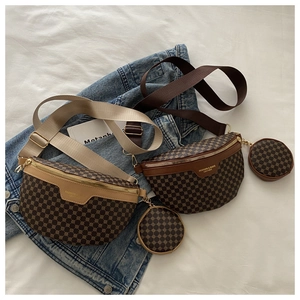 Détail d'un sac banane vintage avec bandoulière réglable et petit porte-monnaie rond