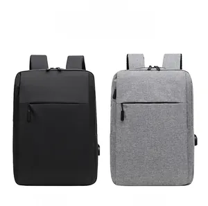 Dettaglio degli zaini nero e grigio con porta USB esterna e spallacci ergonomici