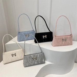 Sacs à bandoulière minimalistes avec texture plissée et boucle nœud argentée colorés