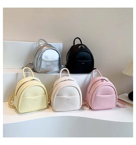 Présentation détaillée de mini sacs à dos en cuir PU en argent, noir, jaune, blanc et rose