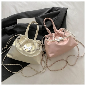 Détails de sacs en satin à cordon avec breloques papillon argentées et chaînes de perles