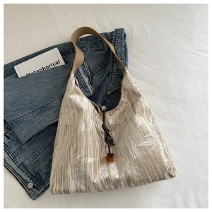 Détail de l'imprimé bambou sur sac fourre-tout plissé avec bandoulière en cuir