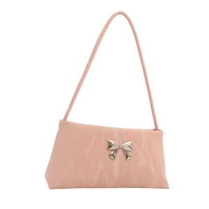Sac sous l'aisselle plissé rose avec un nœud métallique argenté et bandoulière fine