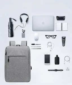Vista piatta dello zaino grigio per laptop da 17 pollici con porta USB e scomparti