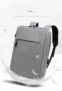 Dettaglio dello zaino grigio per laptop con porta di ricarica USB esterna e tessuto leggero