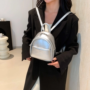 Mini sac à dos argenté métallisé avec poche zippée et fines bretelles sur mannequin