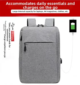 Dettaglio dello zaino grigio con interno spazioso e porta di ricarica USB esterna
