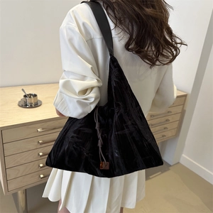 Grand sac cabas noir en velours style chinois avec motif de feuilles de bambou