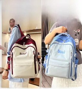 Detailansicht des Kontrastfarben-Rucksacks mit mehreren Fächern und seitlichen Gurten