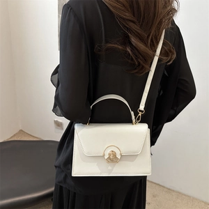 Sac à bandoulière chic en cuir blanc avec boucle dorée et poignée supérieure