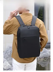 Vista posteriore del modello con zaino business nero in nylon impermeabile per il pendolare