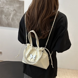 Sac à dos chic plissé en blanc crème avec papillon argenté et chaîne de perles fines