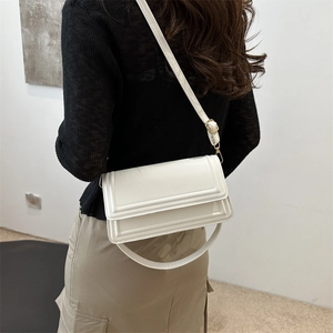Sac à bandoulière carré blanc minimaliste avec rabat texturé et poignée supérieure chic