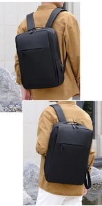 Dettagli degli spallacci ergonomici e porta USB su zaino business nero da PC