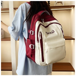Detail des Kontrast-Rucksacks in Weinrot und Beige mit Schnalle und Nylon-Gewebe