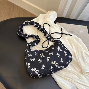 Grande borsa a tracolla in nylon a fiori con stampa a fiocchi e spallina plissettata