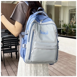 Outdoor-Ansicht eines grau-blauen Zweiton-Rucksacks mit hoher Kapazität und Buchstabendruck