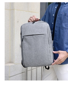 Dettaglio del tessuto grigio testurizzato sullo zaino business con porta USB per ricarica