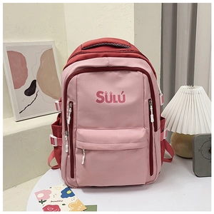 Detailansicht des rosa-roten Kontrast-Rucksacks mit seitlichen Kompressionsriemen und Sülü-Logo