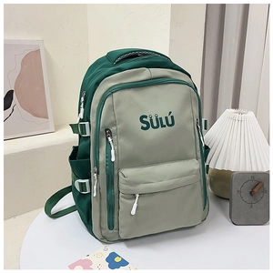 Detailansicht des zweifarbigen grünen Nylon-Rucksacks mit Logo und verstellbaren Schnallen