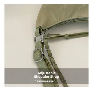 Détail de la bandoulière réglable avec anneau argenté et chaîne sur sac cabas vert