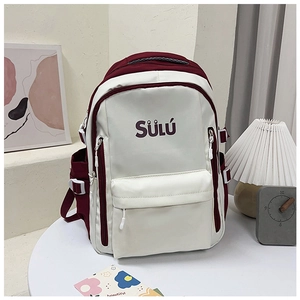 Detailansicht des College-Rucksacks mit Kontrastfarben, Seitenschnalle und SÜLÚ-Logo