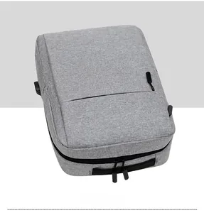 Dettaglio dello zaino business grigio con cerniere impermeabili e porta di ricarica USB