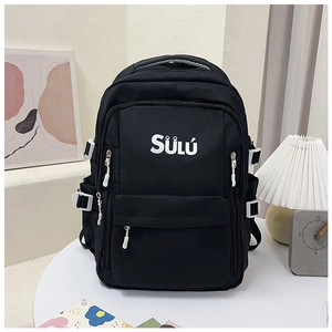 Detailansicht des schwarzen SÜLÜ-Rucksacks mit weißen Reißverschlüssen und Seitenschnalle