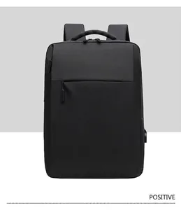 Vista frontale dello zaino business nero minimalista con tasca con cerniera per laptop