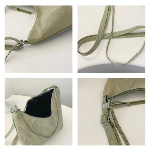 Dettaglio della texture in pelle plissettata verde avocado e catena argento della borsa