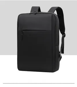 Dettaglio zaino porta pc con porta di ricarica USB laterale e tessuto impermeabile