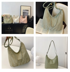Détail du sac hobo avec texture plissée et chaîne décorative en quatre couleurs douces